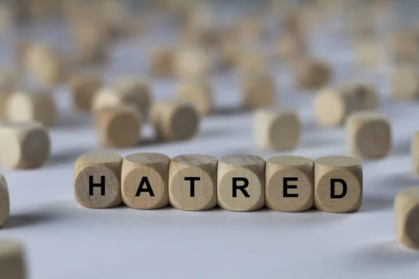 Gyűlölet kocka betűk, jel-val Fakockák — Stock Fotó