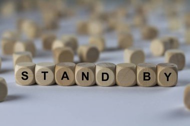 Beklemede kalın harflerle küp, tahta küpleri ile kayıt