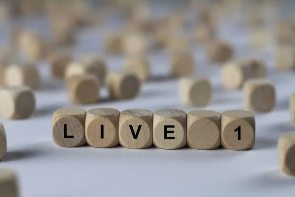 Live 1 blokje met letters, ondertekenen met houten kubussen — Stockfoto