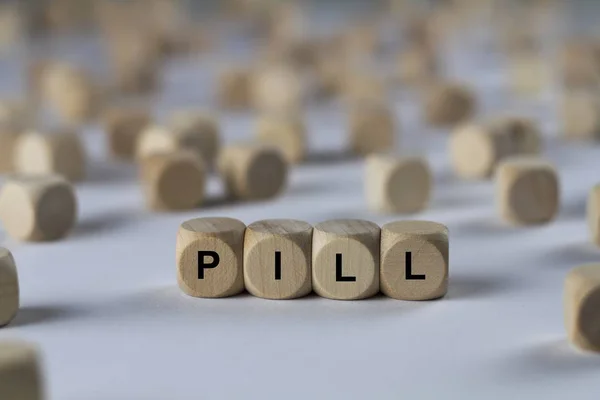 Cubo de píldora con letras, signo con cubos de madera — Foto de Stock