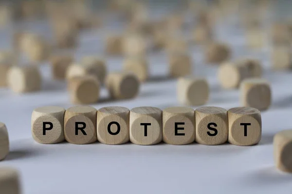 Cubo de protesta con letras, signo con cubos de madera — Foto de Stock