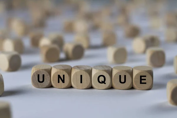 Cubo único com letras, sinal com cubos de madeira — Fotografia de Stock