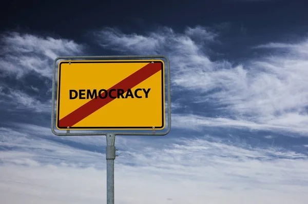 民主主義の言葉でイメージが過激主義のトピック、単語、画像、図に関連付けられています。 — ストック写真