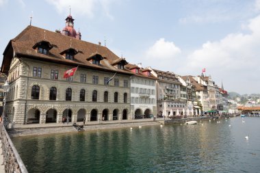 Lucerne, Reuss Nehri'nin aşağısındaki Belediye Binası.