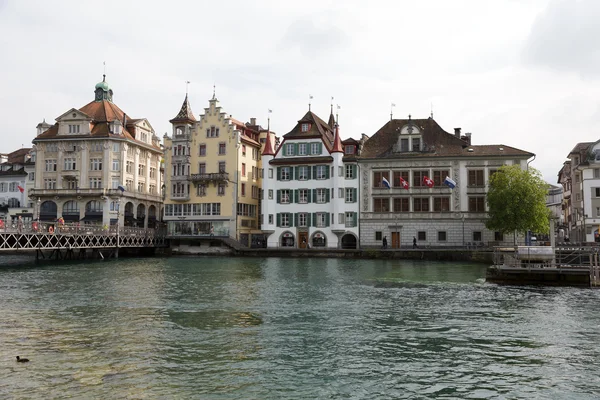 Bangunan di tepi sungai Reuss di Lucerne — Stok Foto