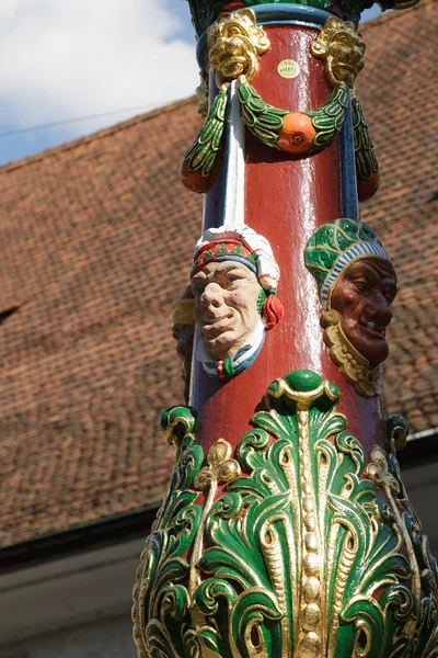 Kolorowe groteskowe figury Fritschi Fountain — Zdjęcie stockowe