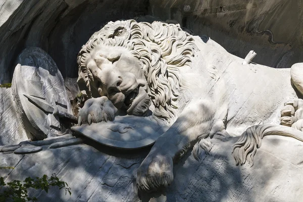 在瑞士岩石雕刻的死狮 — 图库照片