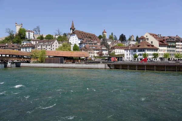 Vista generale verso la città lungo il fiume Reuss — Foto Stock