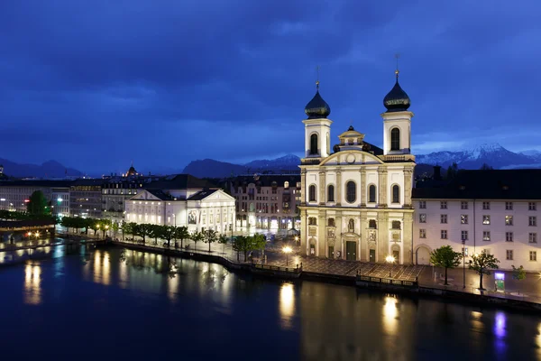 Iglesia jesuita junto al río Reuss por la noche — Foto de Stock