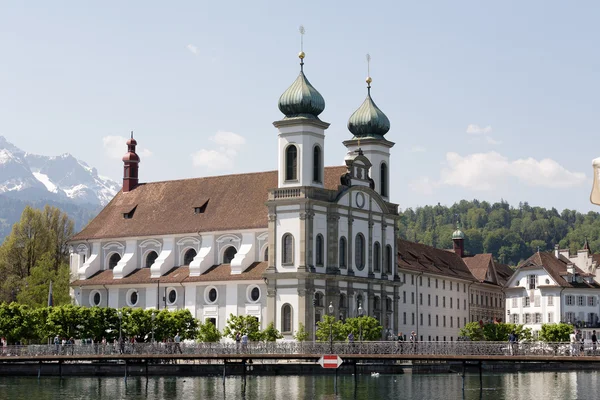 Luzern, jezuïetenkerk aan de rivier de Reuss — Stockfoto