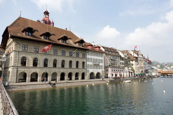 Lucern, městská radnice u řeky Reuss — Stock fotografie