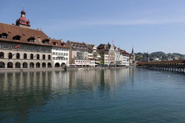 Lucerne, Reuss Nehri'nin aşağısındaki kasaba evleri.