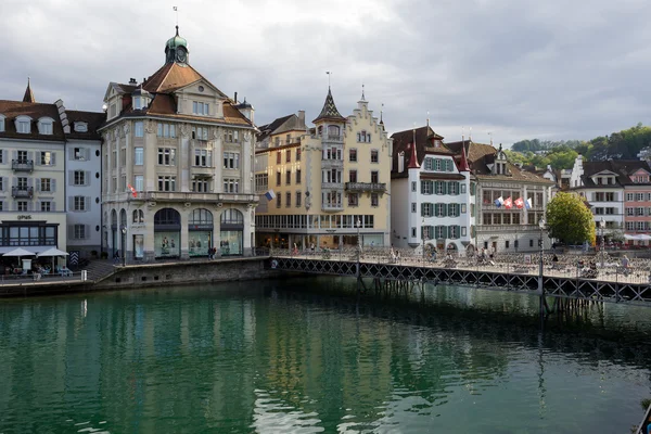 Vecchi edifici colorati lungo il fiume Reuss — Foto Stock