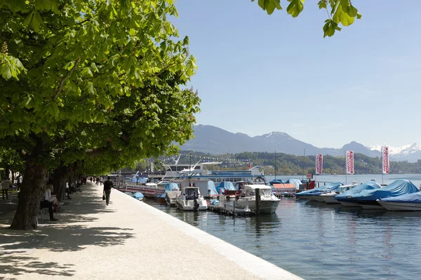Promenade along the shore of Lake Lucerne — Stock Photo, Image