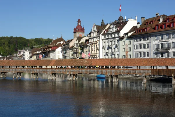 Rumah-rumah di tepi sungai Reuss, Lucerne — Stok Foto