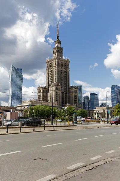 Slavný Palác kultury a vědy ve Varšavě — Stock fotografie