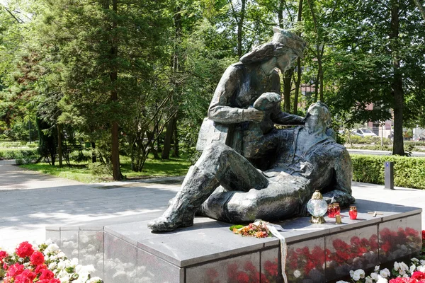 Standbeeld in eerbetoon aan de Poolse vrouwelijke soldaten — Stockfoto