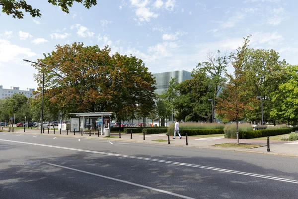 Varşova'da boş bir otobüs durağı