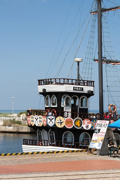 Billboard colocado ao lado do navio de cruzeiro em Kolobrzeg — Fotografia de Stock