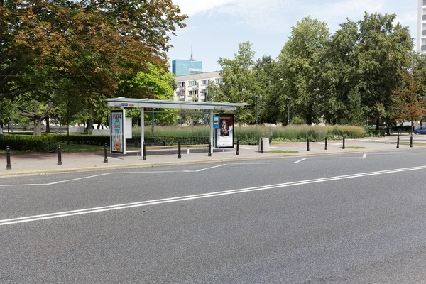 Zadaszony przystanek autobusowy w Warszawie — Zdjęcie stockowe