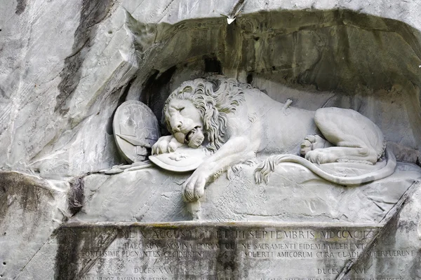 Leão moribundo esculpido na parede rochosa — Fotografia de Stock