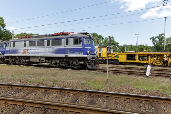 EP07 locomotiva elétrica na pista lateral — Fotografia de Stock