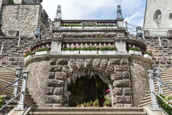 Fuente en forma de cueva en Rapperswil — Foto de Stock