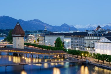 Chapel Köprüsü'nün yanındaki kuleye doğru gece manzarası