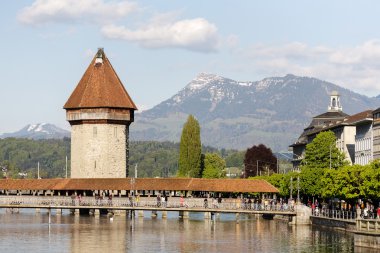 Chapel Köprüsü'nün yanında sekizgen kule