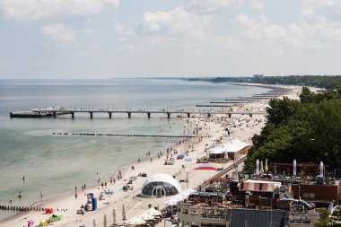 Kolobrzeg deniz tarafından Kumlu plaj