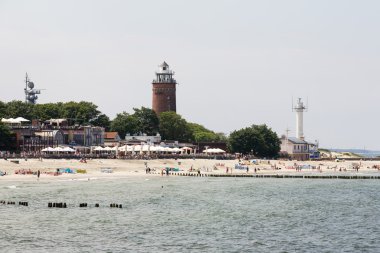 Deniz feneri sahile hakimdir.