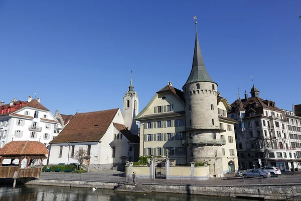 Haus zur Gilgen y la capilla de San Pedro en Lucerna — Foto de Stock