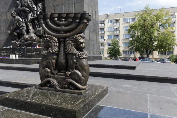 Еврейская Менора перед памятником Героям гетто — стоковое фото