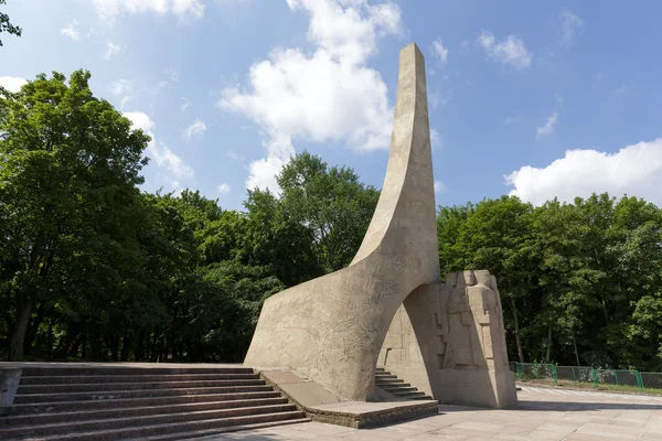 Monumento modernista en medio de la vegetación — Foto de Stock