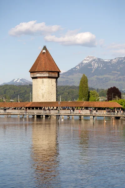 Achthoekige toren in de rivier de Reuss — Stockfoto