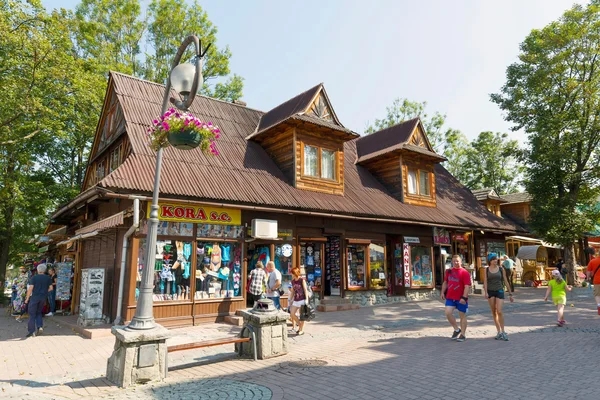 Gammal träbyggnad vid Krupowki-gatan — Stockfoto