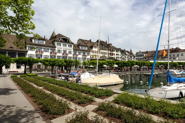 Promenade le long du lac avec vue sur la ville — Photo