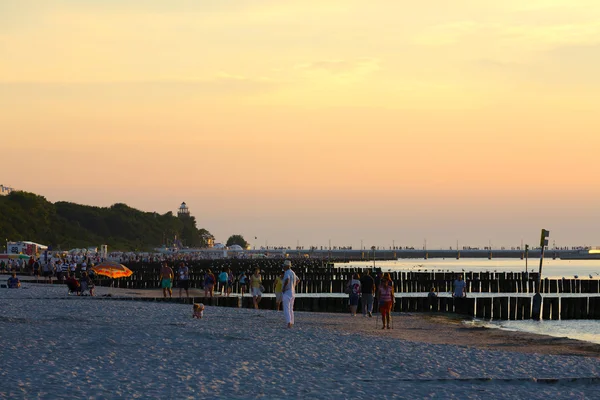 Alacakaranlıkta plajda birkaç tatilciler