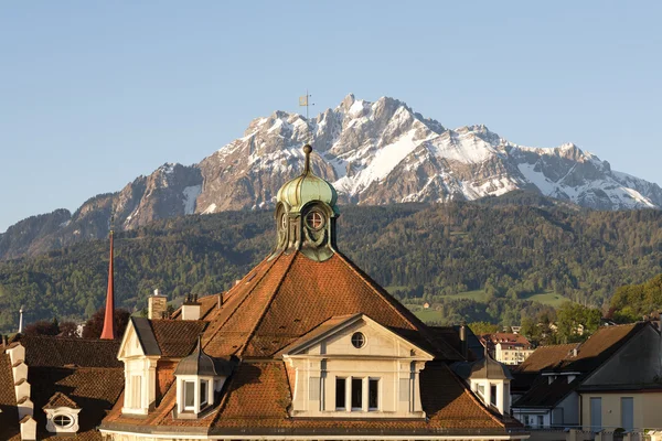 Pochyłe dach i szczyt Pilatus — Zdjęcie stockowe