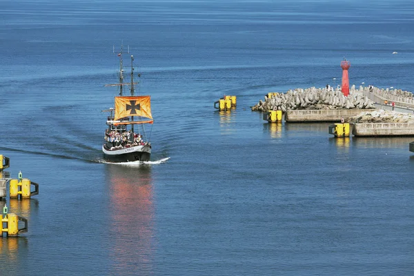 Statek wycieczkowy stylizowane wchodzi port w Kołobrzegu — Zdjęcie stockowe