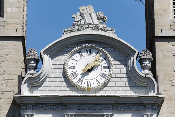 La vista de cerca de un reloj de una iglesia — Foto de Stock