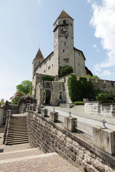 Le château de Rapperswil sur une colline — Photo
