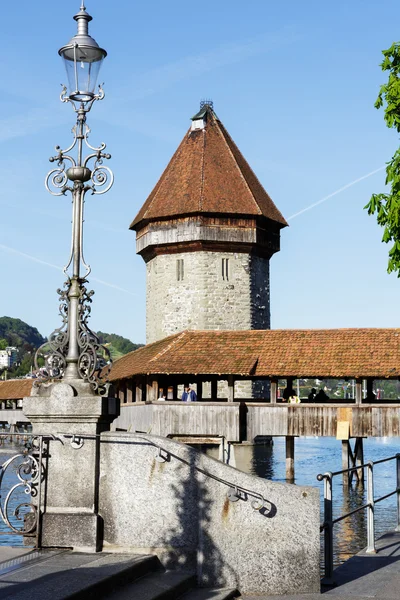 De hoge toren over de Kapelbrug — Stockfoto