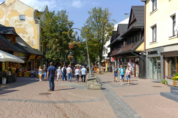Turistas não identificados caminham ao longo de Krupowki — Fotografia de Stock