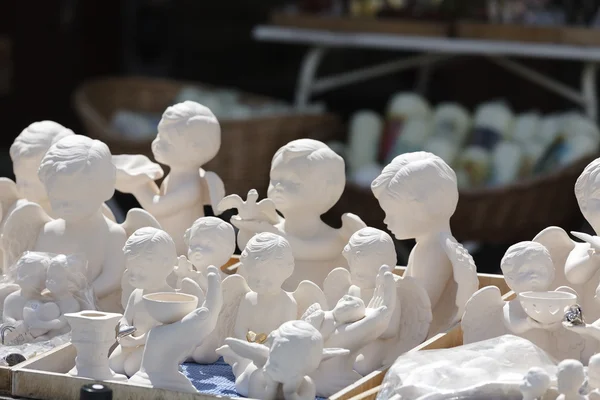 Varios ángeles blancos puestos a la venta en Einsiedeln —  Fotos de Stock