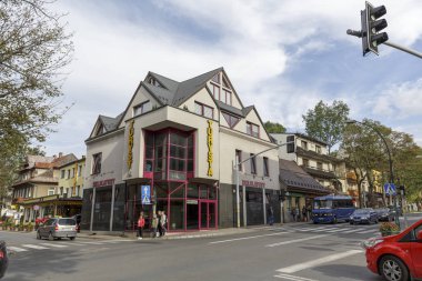 Konut mağazası ile bina