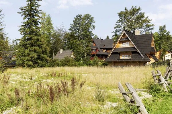 บ้านที่สร้างขึ้นในรูปแบบของกระท่อมภูเขา — ภาพถ่ายสต็อก