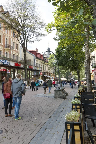 Ludzie spacerem wzdłuż ulicy Krupówki — Zdjęcie stockowe
