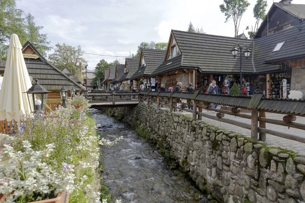 Pawilony handlowe przez stream w Zakopanem — Zdjęcie stockowe