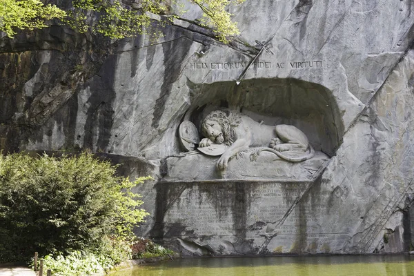 Lion mourant sculpté dans une paroi rocheuse à Lucerne — Photo